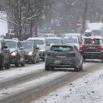 Trudne warunki na drogach. Śnieg, zamiecie i porywy wiatru do 80 km/h