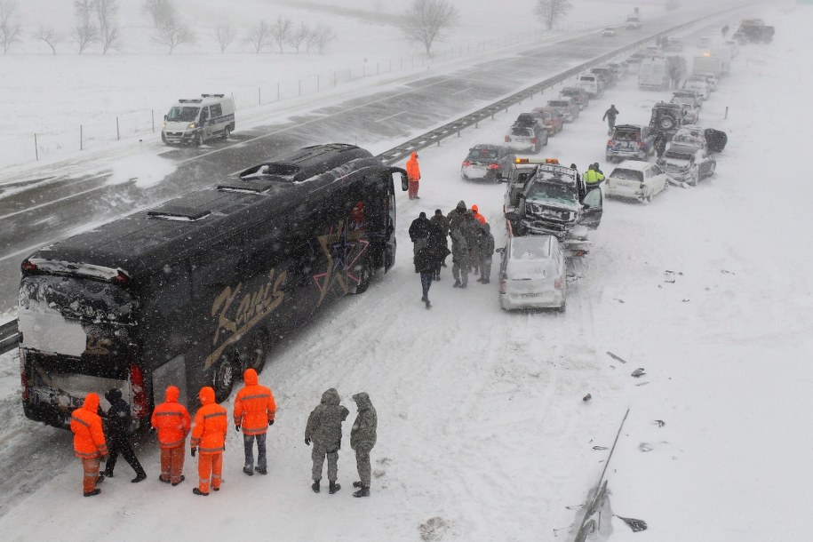 Trudne warunki na drogach w Serbii /PAP/EPA/DJORDJE SAVIC /PAP/EPA
