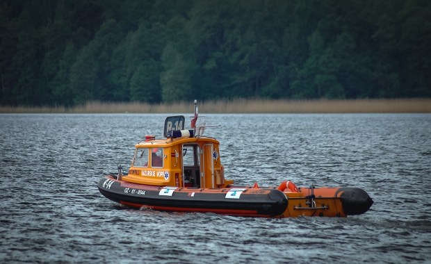 Trudne warunki na mazurskich jeziorach. "Nie wypływajcie z portów"