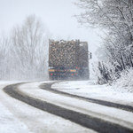 Trudne warunki na polskich drogach. Śnieg, deszcz i lód