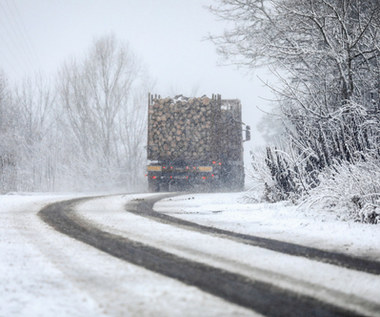 Trudne warunki na polskich drogach. Śnieg, deszcz i lód