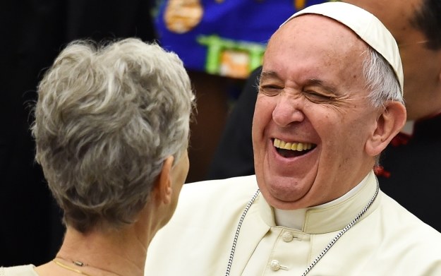 Trudno powiedzieć, czy papież Franciszek uruchomi otrzymaną grę, ale sam gest z pewnością docenił /AFP