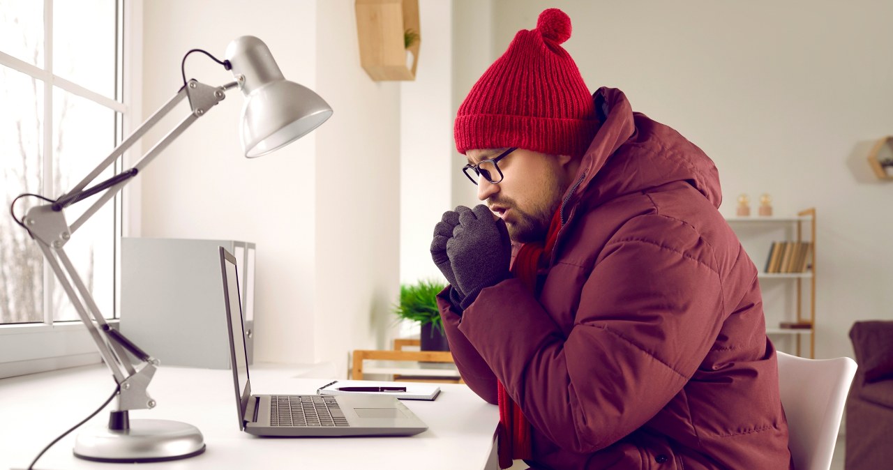 Trudno skupić się na pracy, jeśli jest nam zimno. Zapewnienie odpowiedniej temperatury w miejscu pracy to obowiązek pracodawcy. /Pixel