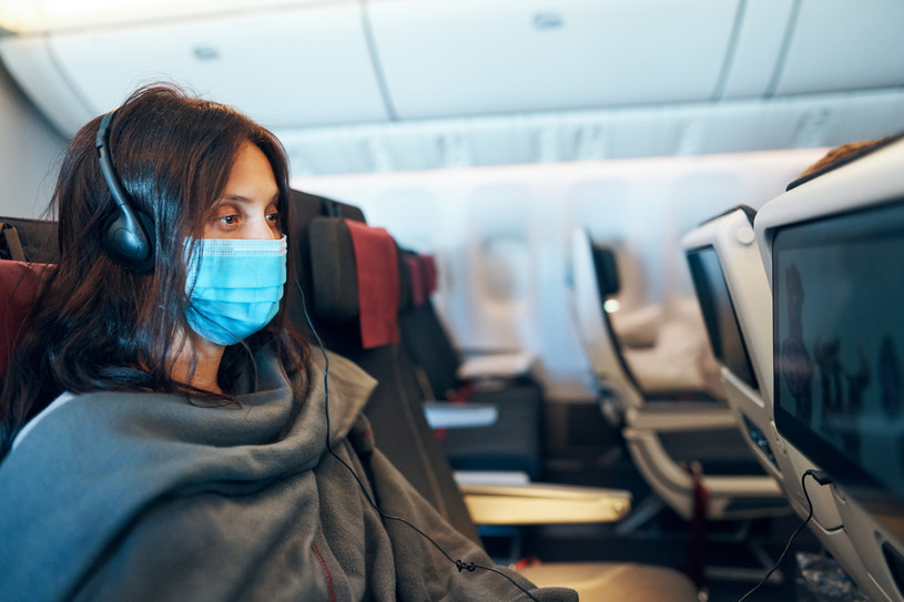 Trudno sobie wyobrazić 3-, 4-godzinną podróż lotniczą z twarzą przez cały czas zakrytą maseczką /123RF/PICSEL