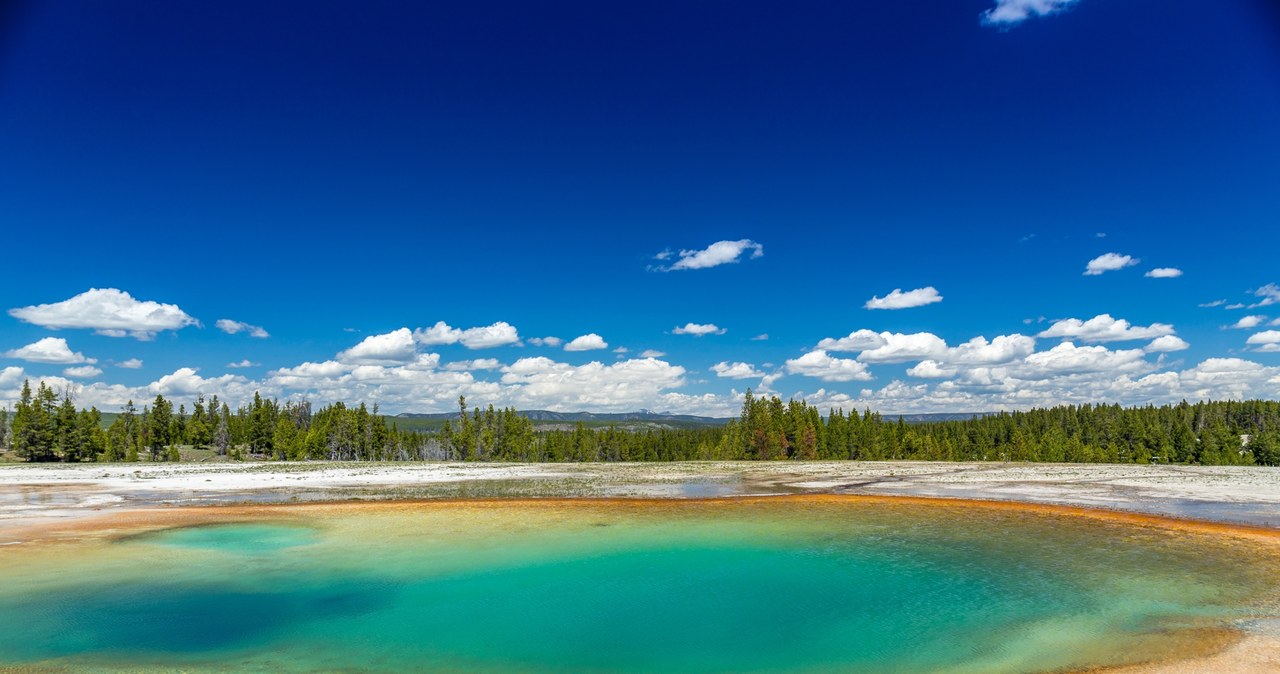 Trudno uwierzyć, że pod tak rajskim krajobrazem, pod ziemią, drzemie wielka siła wulkanu Yellowstone /123RF/PICSEL