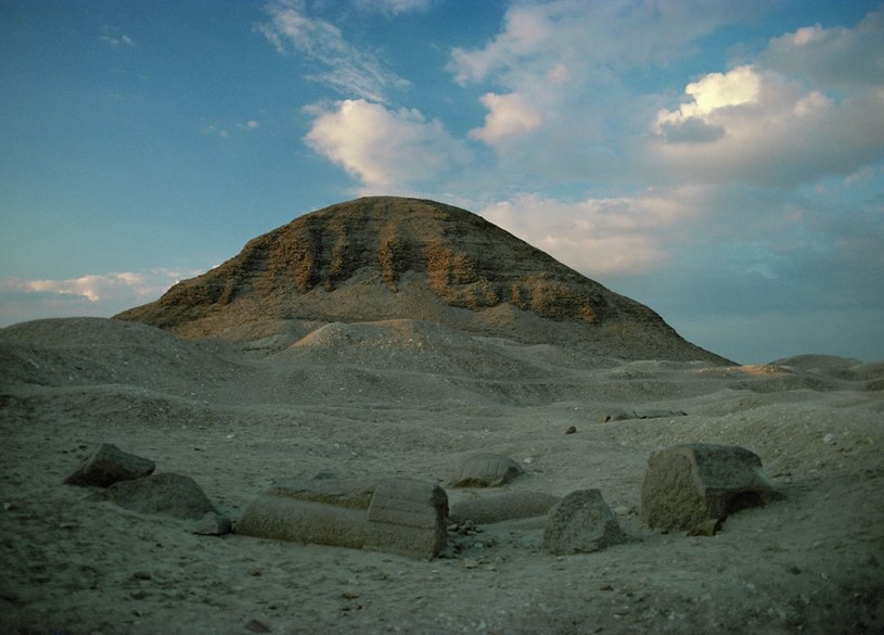 Trudno w to uwierzyć, ale widoczne na zdjęciu "wzniesienie" jest dawną piramidą Amenemhata /East News