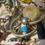 Trująca biżuteria trafiła do Polski. Na liście naszyjniki, broszki i bransoletki