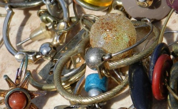 Trująca biżuteria trafiła do Polski. Na liście naszyjniki, broszki i bransoletki
