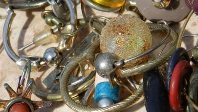 Trująca biżuteria trafiła do Polski. Na liście naszyjniki, broszki i bransoletki