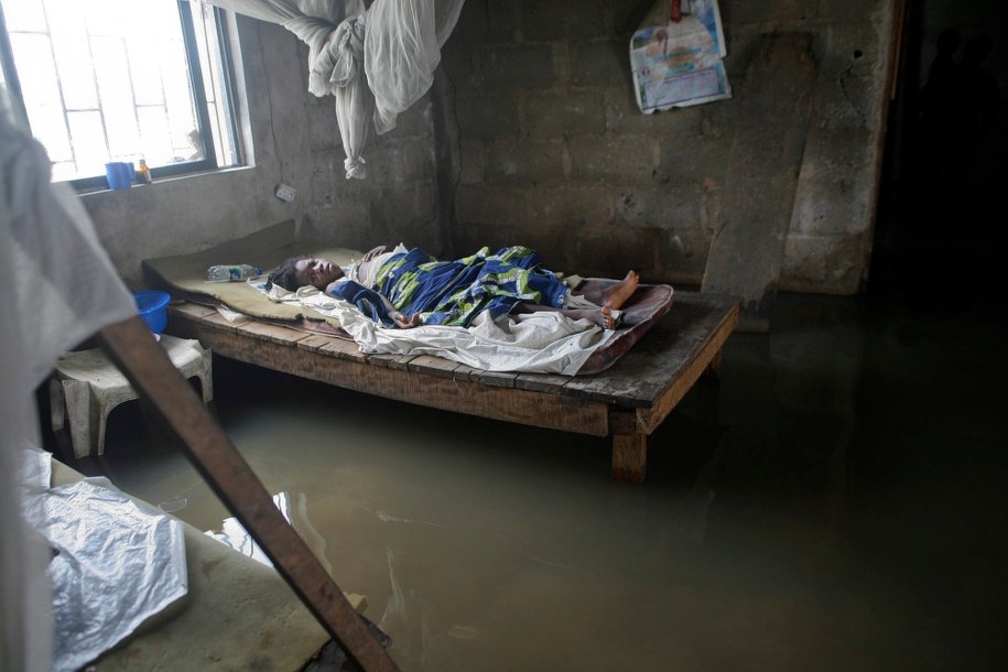 Trującym ginem zatruło się ponad 80 osób / 	GEORGE ESIRI    /PAP/EPA