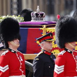 Trumna Elżbiety II w Pałacu Westminsterskim. Brytyjczycy żegnają królową