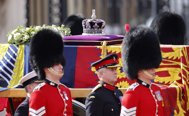Trumna Elżbiety II w Pałacu Westminsterskim. Brytyjczycy żegnają królową