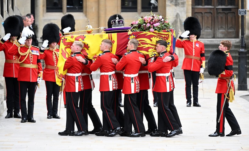 Trumna królowej Elżbiety II podczas państwowego pogrzebu. Za konduktem idzie Jack Burnell-Williams /Samir Hussein / Contributor /Getty Images