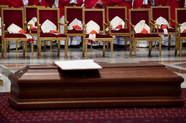 Trumna podczas mszy pogrzebowej za kard. Angelo Sodano w Bazylice św. Piotra w Watykanie /VATICAN MEDIA HANDOUT /PAP/EPA