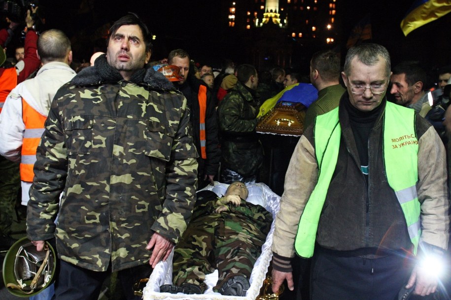 Trumna ustawiona na Majdanie /IGOR KOVALENKO /PAP/EPA