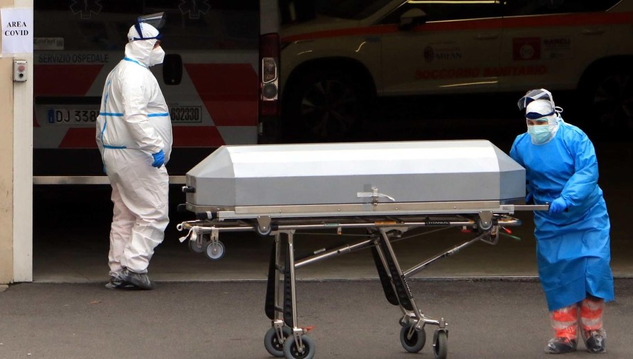 Trumna wywożona ze szpitala w Mediolanie /Paolo Salmoirago /PAP/EPA