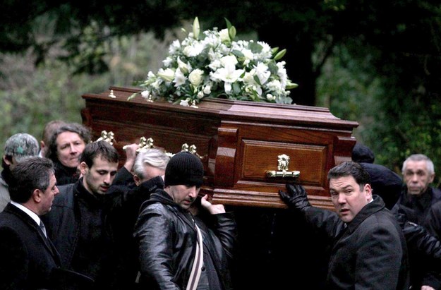 Trumna z ciałem Aleksandra Litwinienki na cmentarzu Highgate w Londynie / 	CATHAL MCNAUGHTON - POOL    /PAP/EPA