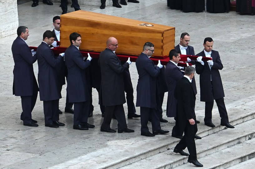 Trumna z ciałem Benedykta XVI /AFP