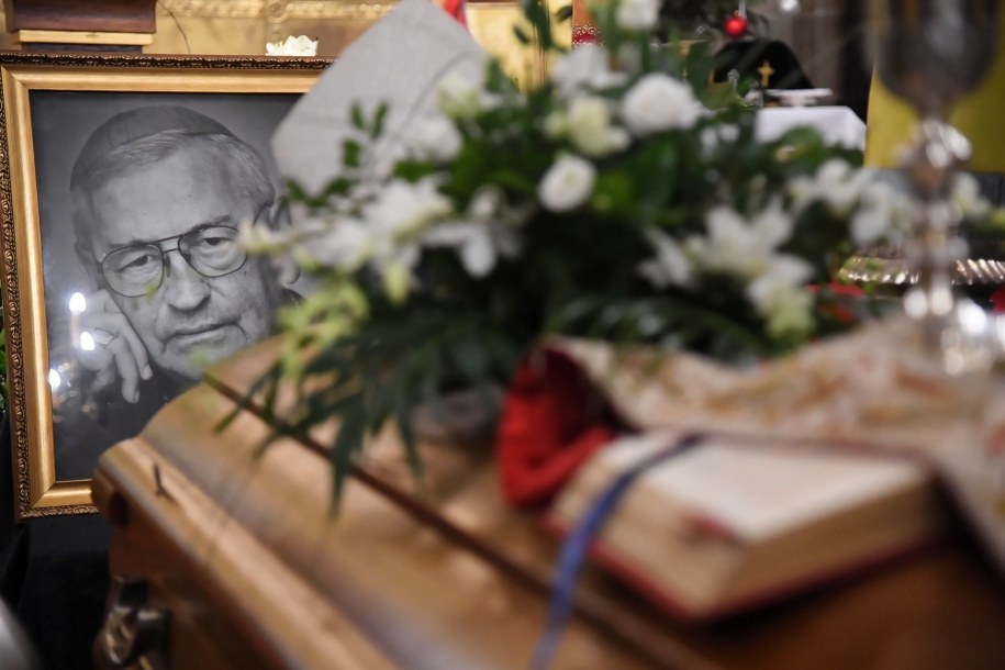 Trumna z ciałem biskupa Tadeusza Pieronka /	Jacek Bednarczyk   /PAP