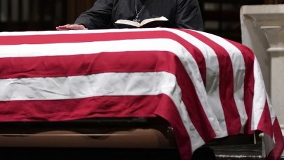 Trumna z ciałem Busha seniora w drodze do College Station