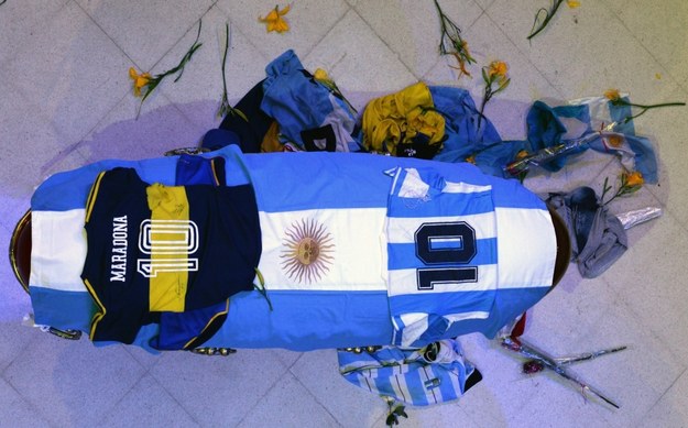 Trumna z ciałem Diego Maradony wystawiona w Pałacu Prezydenckim w Buenos Aires / PRESIDENCY OF ARGENTINA / HANDOUT /PAP/EPA