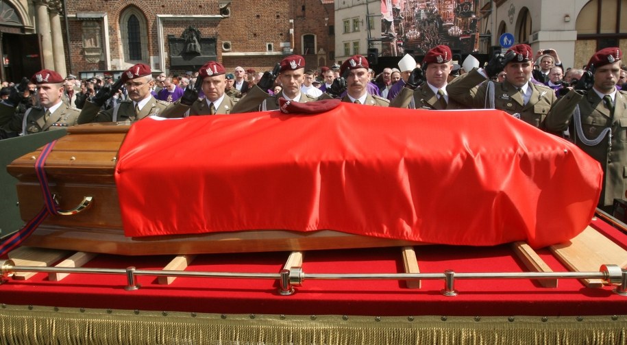 Trumna z ciałem Dowódcy Operacyjnego Sił Zbrojnych generała Bronisława Kwiatkowskiego wieziona Drogą Królewską na wojskowej lawecie na Cmentarz Salwatorski, 24.04. 2010 r. w Krakowie /PAP/Jacek Bednarczyk /PAP