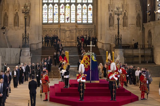 Trumna z ciałem Elżbiety II jest wystawiona w Westminster Hall w Pałacu Westminsterskim w Londynie /UK PARLIAMENT/ROGER HARRIS /PAP/EPA