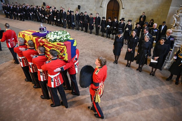 Trumna z ciałem Elżbiety II w Pałacu Westminsterskim. /UK PARLIAMENT/ROGER HARRIS HANDOUT /PAP/EPA