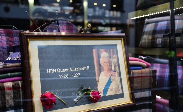 Trumna z ciałem Elżbiety II w siedzibie parlamentu. Brytyjczycy chcą oddać hołd zmarłej królowej