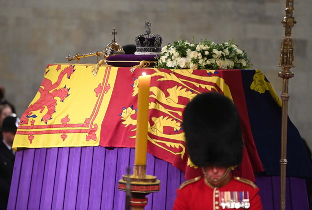 Trumna z ciałem Elżbiety II (zdjęcie z Pałacu Westminsterskiego) /NEIL HALL /PAP/EPA