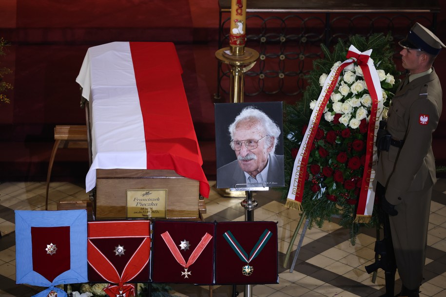 Trumna z ciałem Franciszka Pieczki / 	Leszek Szymański    /PAP