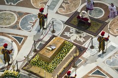 Trumna z ciałem Jana Pawła II wystawiona w Bazylice św. Piotra