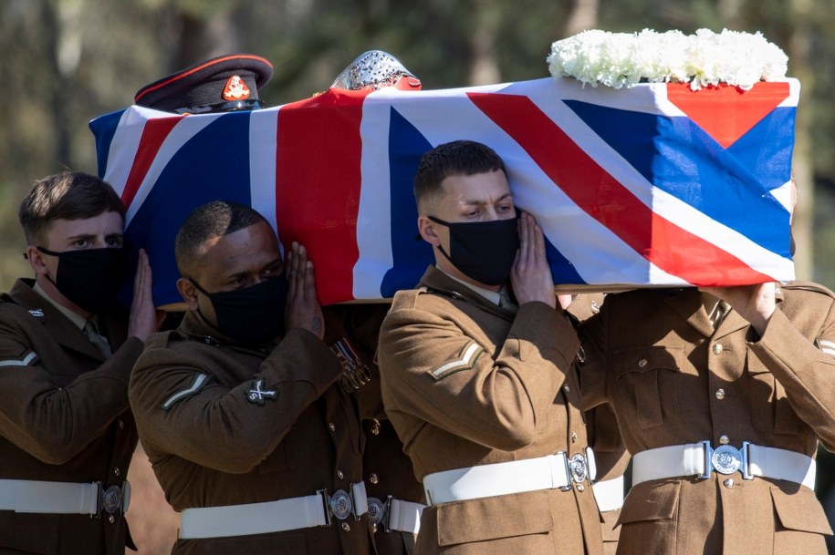 Trumna z ciałem kapitana Toma Moore'a /BRITISH MINISTRY OF DEFENCE /PAP/EPA