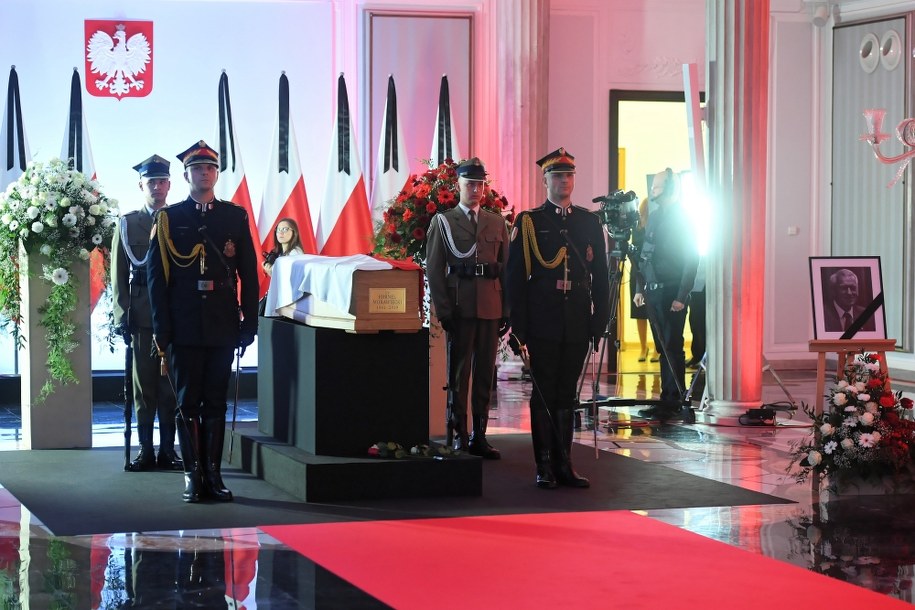 Trumna z ciałem Kornela Morawieckiego w Sali Kolumnowej / 	Radek Pietruszka   /PAP