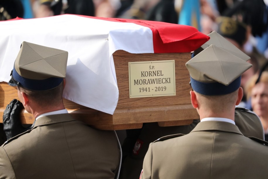 Trumna z ciałem Kornela Morawieckiego / 	Tomasz Gzell    /PAP