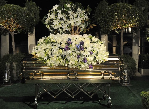 Trumna z ciałem Michaela Jacksona przed pogrzebem na cmentarzu Forest Lawn /Getty Images/Flash Press Media