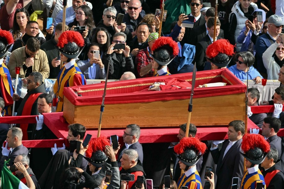 Trumna z ciałem papieża będzie wystawiona w bazylice do piątku /ALBERTO PIZZOLI/AFP /East News