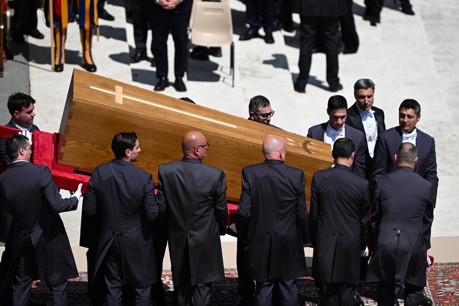 Trumna z ciałem papieża Franciszka dotarła do Santa Maria Maggiore, Bazyliki Matki Bożej Większej, Watykan, 24.04.2025 /PAP/Darek Delmanowicz /PAP