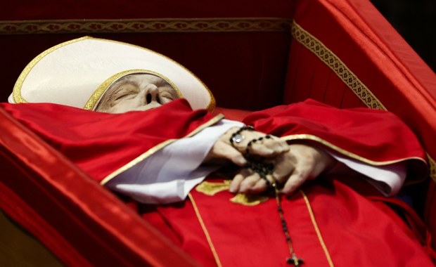 Trumna z ciałem papieża zamknięta. Ćwierć miliona osób pożegnało Franciszka