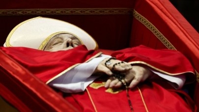 Trumna z ciałem papieża zamknięta. Ćwierć miliona osób pożegnało Franciszka