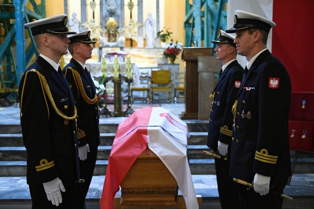 Trumna ze szczątkami admirała Józefa Unruga przed rozpoczęciem uroczystości pogrzebowych / 	Adam Warżawa    /PAP