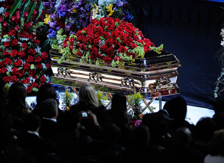 Trumna ze szczątkami Michaela Jacksona wystawiona w Staples Center - fot. Kevork Djansezian /Getty Images/Flash Press Media