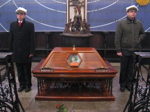 Trumna ze szczątkami Mikołaja Kopernika w katedrze Świętych Janów w Toruniu //RMF FM