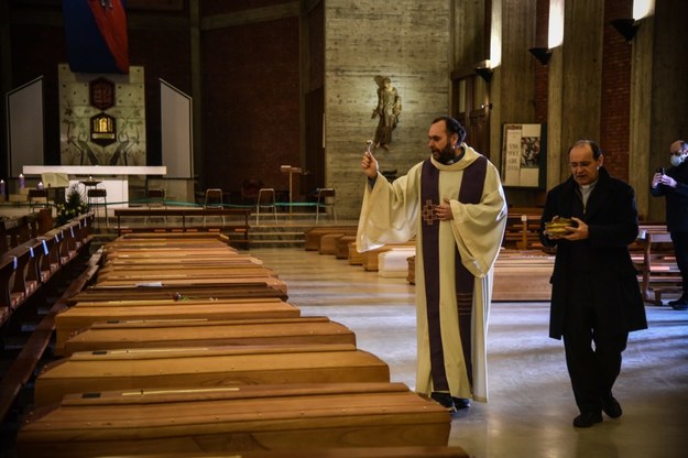 Trumny osób zmarłych z powodu COVID-19 są błogosławione w kościele San Giuseppe w Seriate we Włoszech /MATTEO CORNER /PAP/EPA