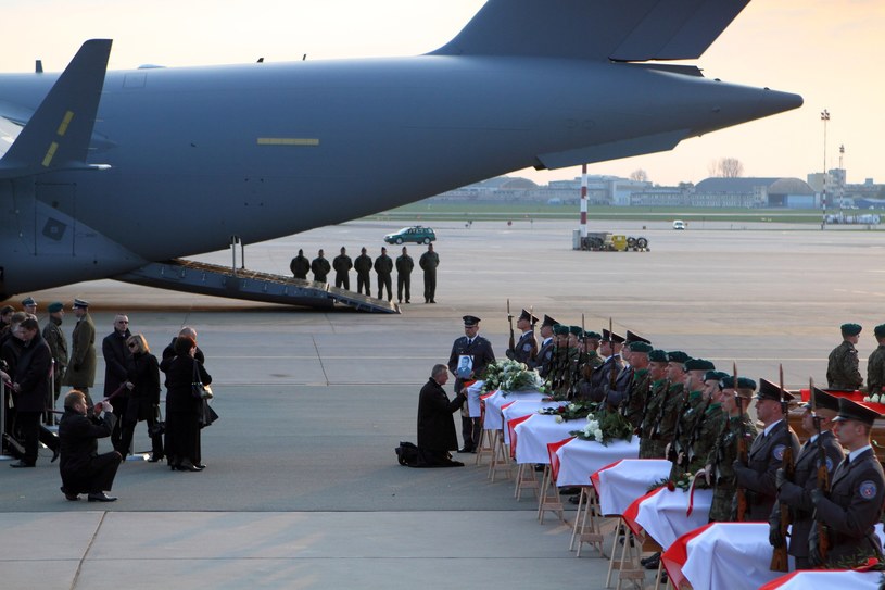 Trumny z ciałami ofiar katastrofy smoleńskiej na płycie lotniska wojskowego /Jan Kucharzyk /East News