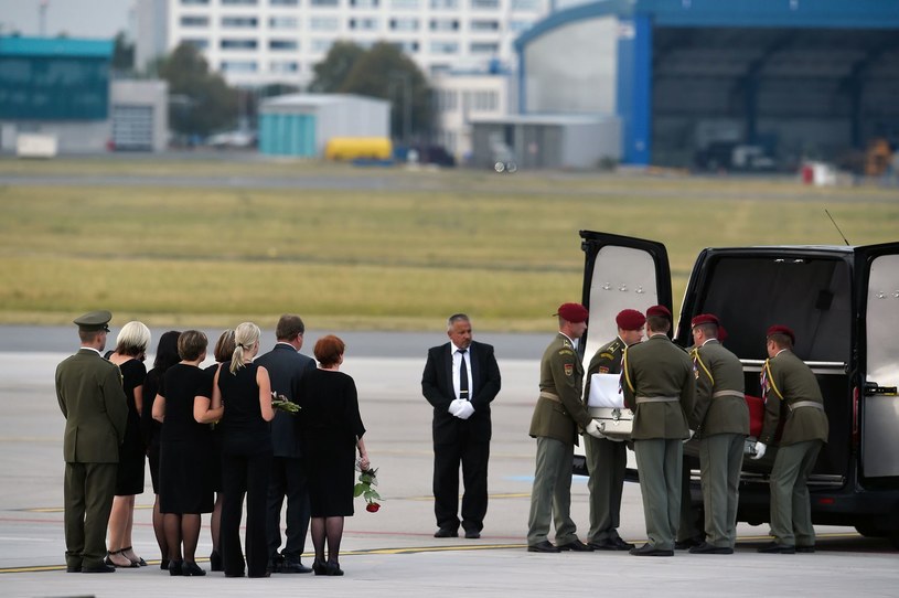 Trumny z ciałami trzech czeskich żołnierzy wylądowały 8 sierpnia 2018 roku na praskim lotnisku Praga-Ruzyně /MICHAL CIZEK /AFP