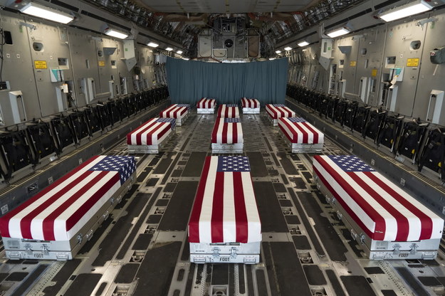 Trumny z ciałami żołnierzy, którzy zginęli w zamachu w Kabulu. Wnętrze C-17 Globemaster II przed godnym transferem w bazie sił powietrznych Dover w Delaware /JASON MINTO / US AIR FORCE HANDOUT /PAP/EPA