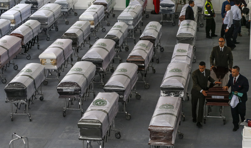 Trumny z ofiarami tragedii /AFP