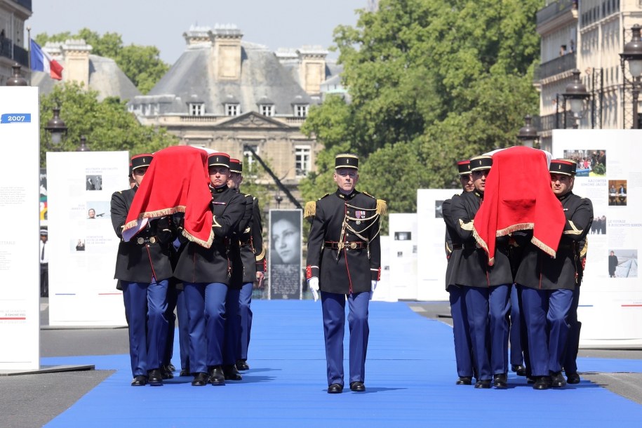Trumny ze szczątkami Simone Veil i jej męża /LUDOVIC MARIN / POOL /PAP/EPA