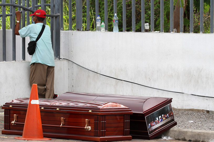 Trumny ze zmarłymi w pobliżu szpitala w Guayaquil /Enrique Ortiz /AFP